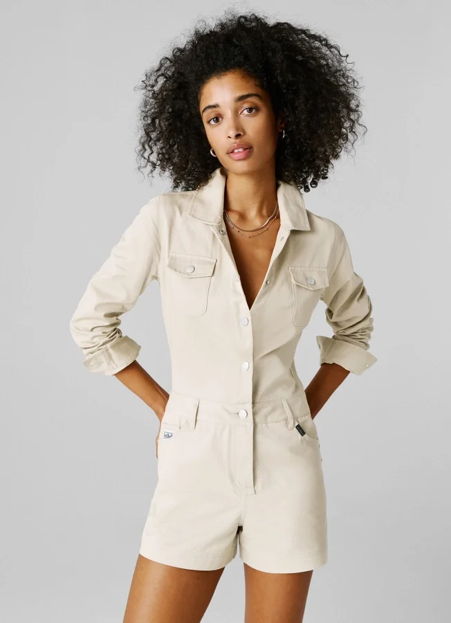 Kurze Latzhose aus Twill Kurze Latzhose aus Twill