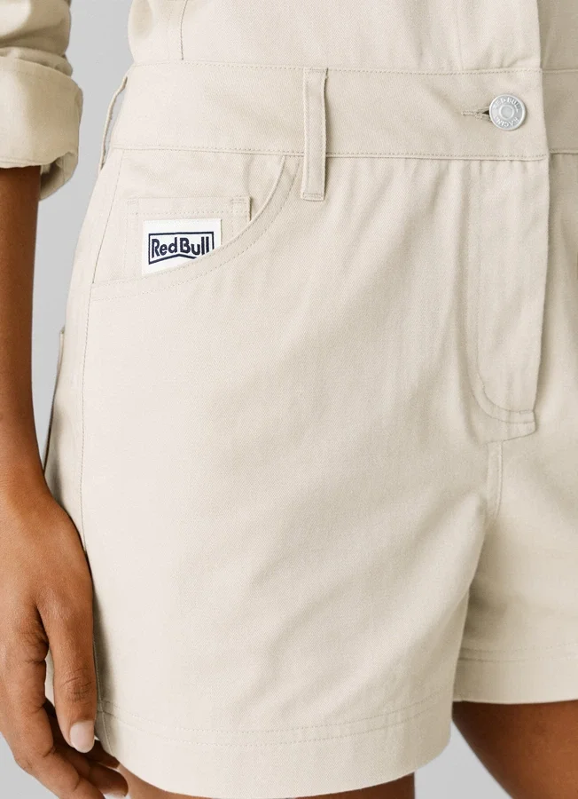 Kurze Latzhose aus Twill Kurze Latzhose aus Twill