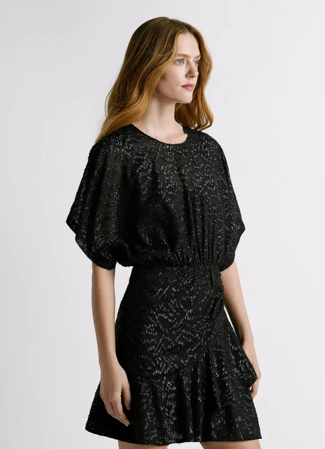 Kurzes Kleid mit Metallic-Details Kurzes Kleid mit Metallic-Details