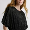 Kurzes Kleid mit Metallic-Details Kurzes Kleid mit Metallic-Details