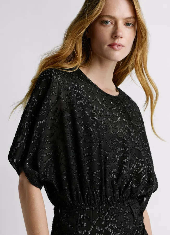 Kurzes Kleid mit Metallic-Details Kurzes Kleid mit Metallic-Details