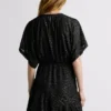 Kurzes Kleid mit Metallic-Details Kurzes Kleid mit Metallic-Details