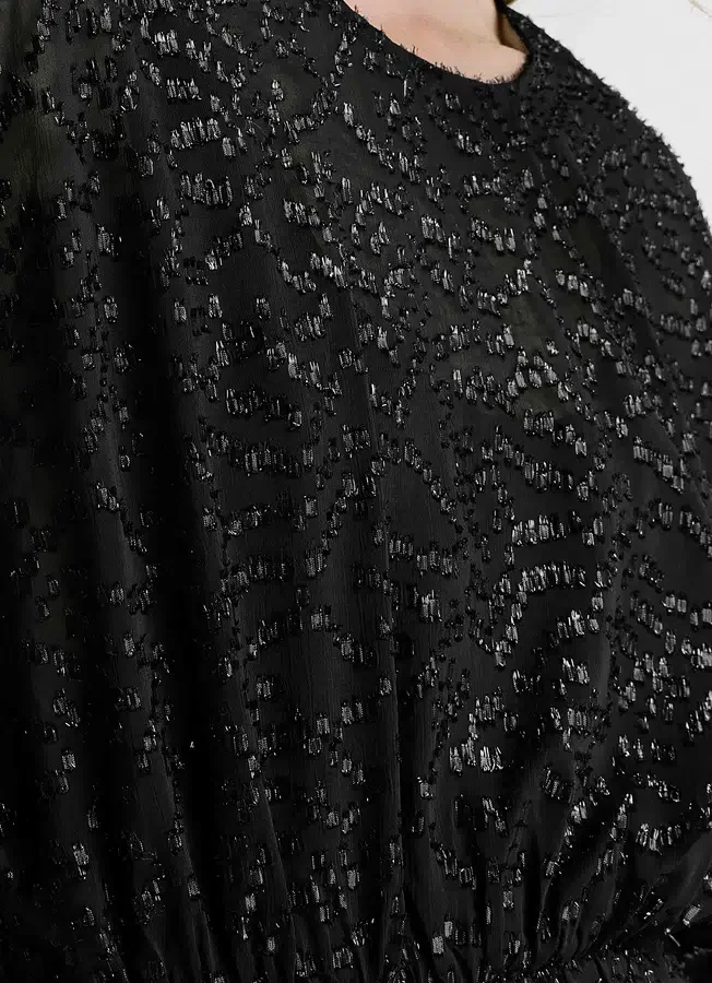 Kurzes Kleid mit Metallic-Details Kurzes Kleid mit Metallic-Details