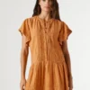 Kurzes Kleid mit Spitze