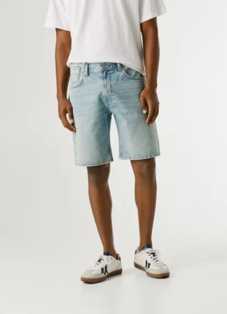Locker sitzende Jeansshorts