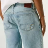 Locker sitzende Jeansshorts