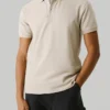 Piqué-Polo mit Aufdruck auf der Rückseite Piqué-Polo mit Aufdruck auf der Rückseite