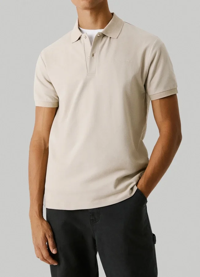 Piqué-Polo mit Aufdruck auf der Rückseite Piqué-Polo mit Aufdruck auf der Rückseite