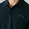 Piqué-Polo mit Aufdruck auf der Rückseite Piqué-Polo mit Aufdruck auf der Rückseite