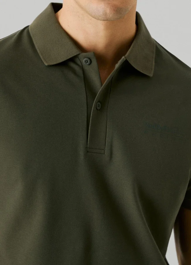 Piqué-Polo mit Aufdruck auf der Rückseite Piqué-Polo mit Aufdruck auf der Rückseite