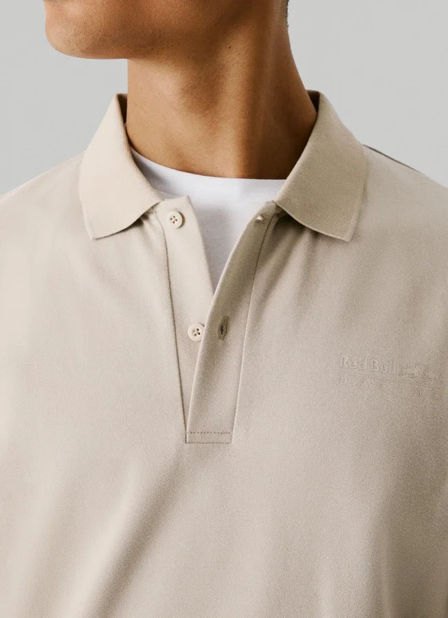 Piqué-Polo mit Aufdruck auf der Rückseite Piqué-Polo mit Aufdruck auf der Rückseite