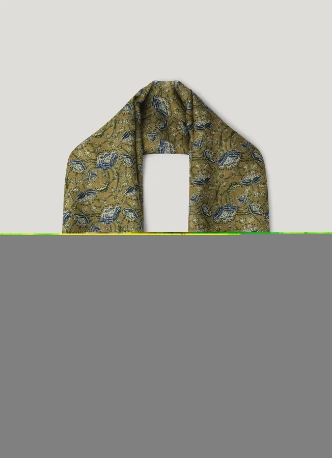 Schal mit Blumenmuster Schal mit Blumenmuster