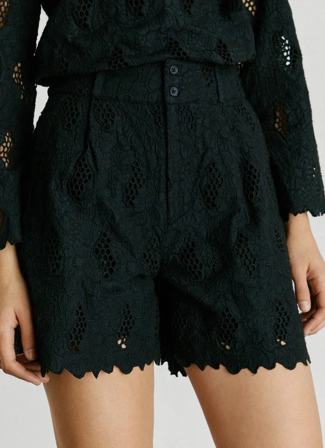 Shorts mit durchbrochenen Details Shorts mit durchbrochenen Details