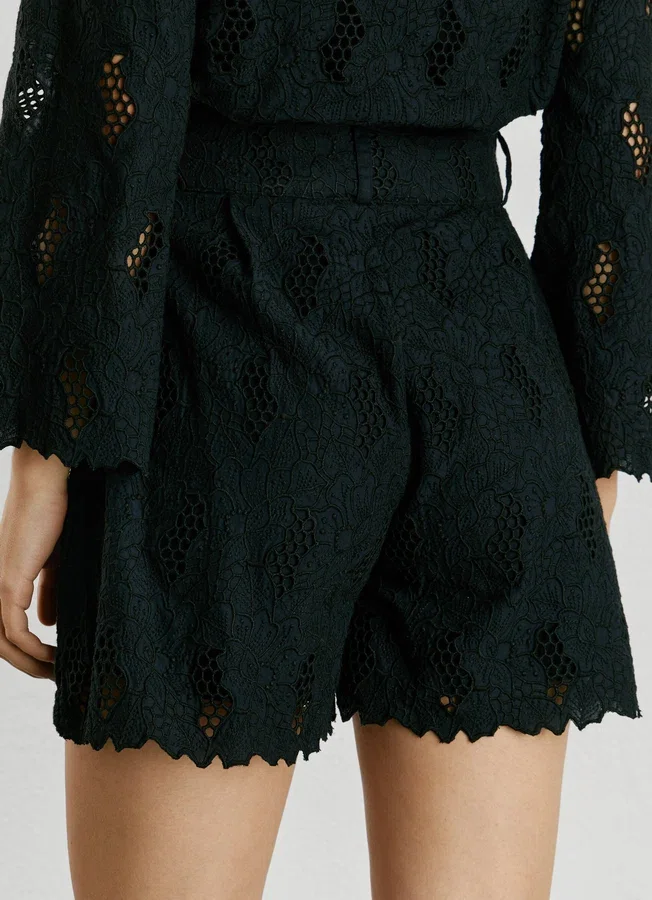 Shorts mit durchbrochenen Details Shorts mit durchbrochenen Details