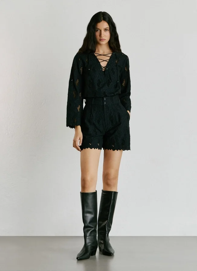 Shorts mit durchbrochenen Details Shorts mit durchbrochenen Details