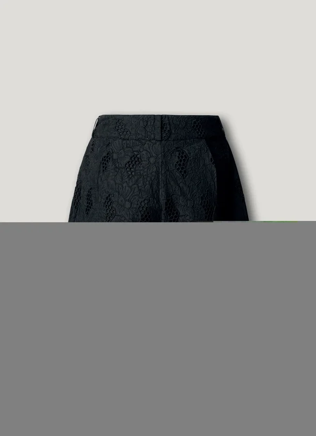 Shorts mit durchbrochenen Details Shorts mit durchbrochenen Details