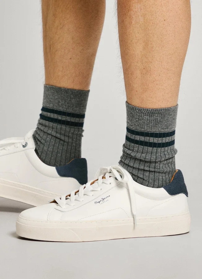 Sneaker aus Leder mit Details aus Wildleder Sneaker aus Leder mit Details aus Wildleder