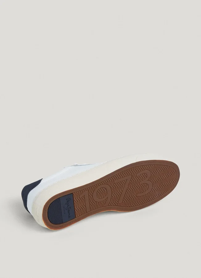 Sneaker aus Leder mit Details aus Wildleder Sneaker aus Leder mit Details aus Wildleder