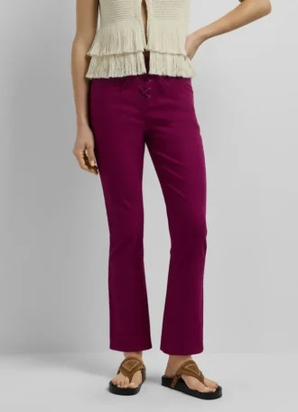 Stretchhose mit ausgestelltem Schnitt