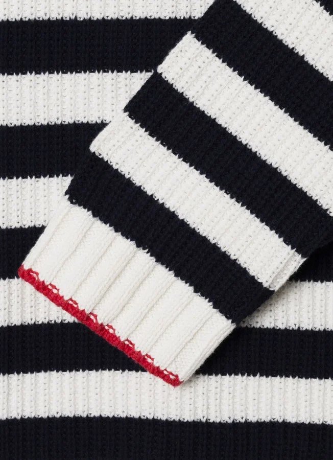 Strickpullover mit V-Ausschnitt Strickpullover mit V-Ausschnitt