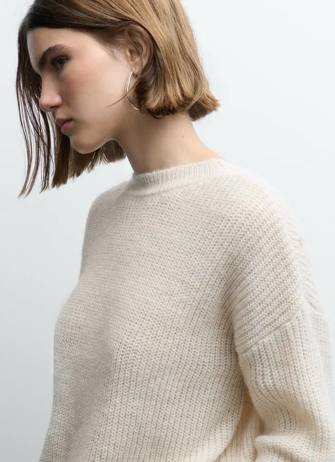 Strickpullover mit V-Ausschnitt Strickpullover mit V-Ausschnitt