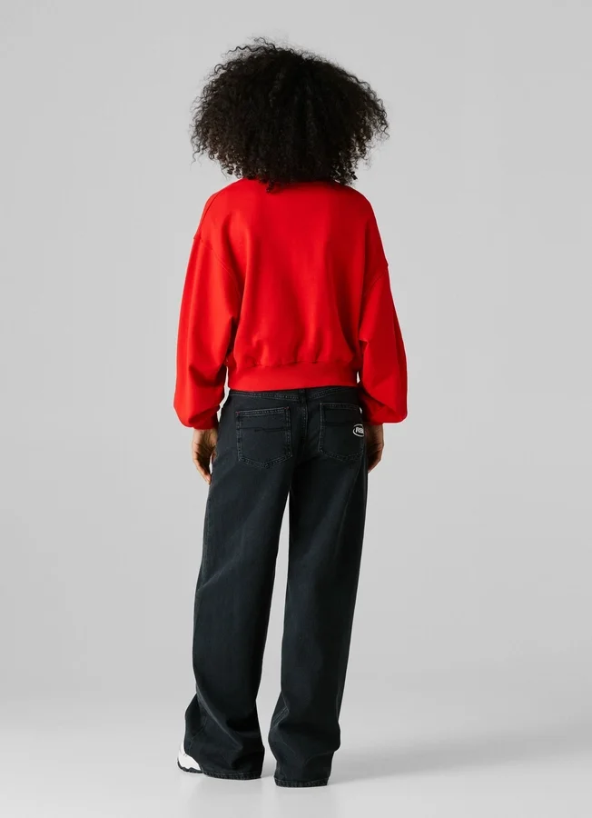 Sweatshirt mit Rundhalsausschnitt und normaler Passform Sweatshirt mit Rundhalsausschnitt und normaler Passform