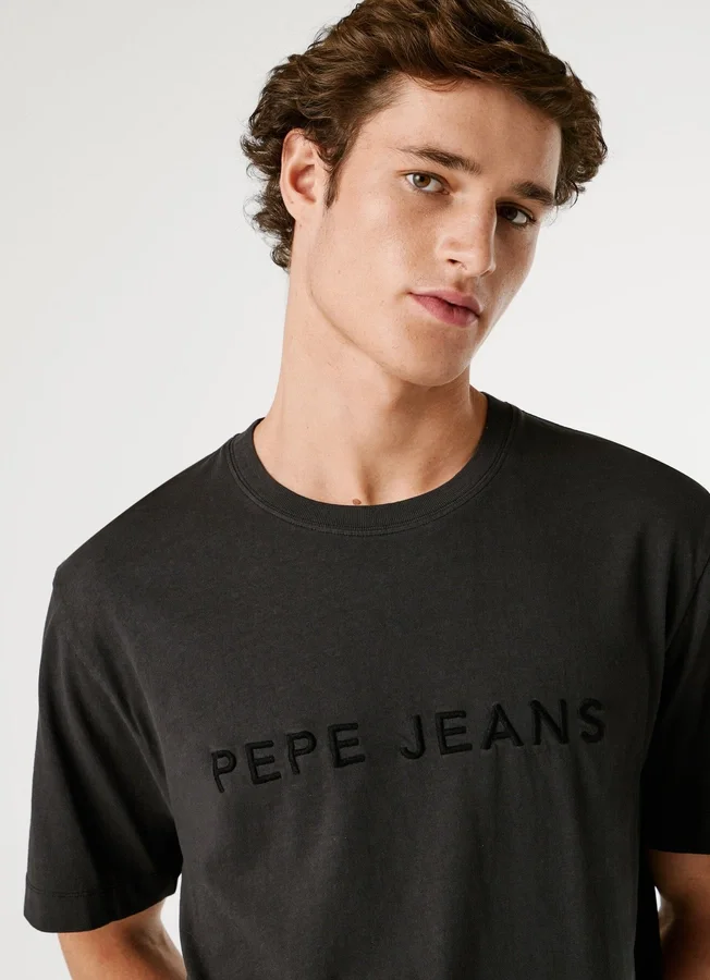 T-Shirt in Regular Fit mit gesticktem Logo T-Shirt in Regular Fit mit gesticktem Logo