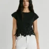 T-Shirt mit durchbrochenen Blumen T-Shirt mit durchbrochenen Blumen