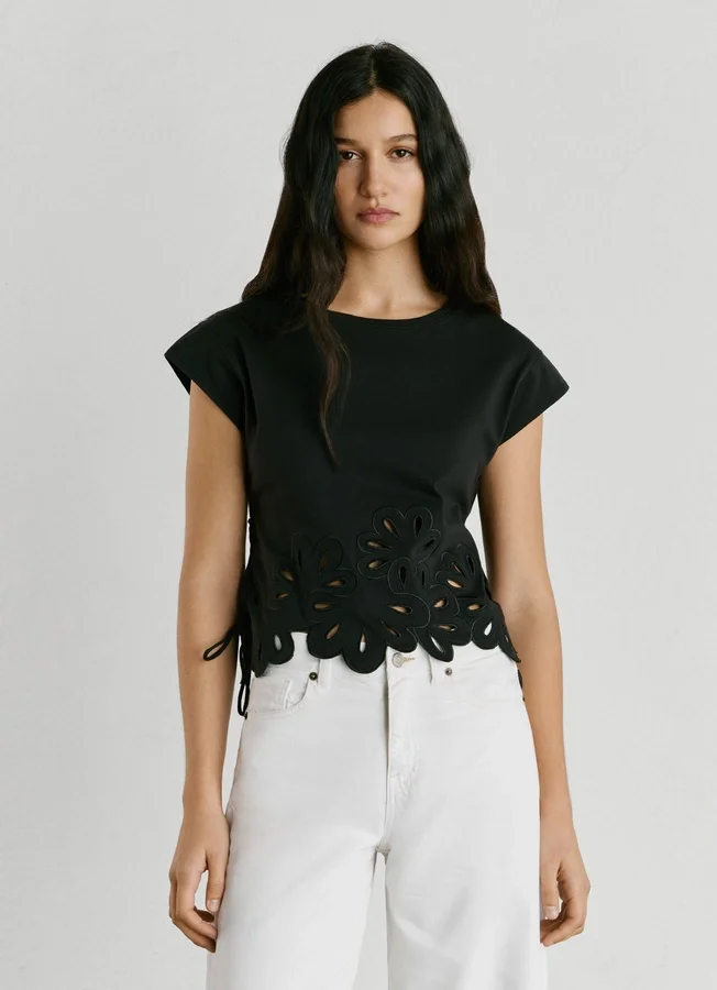 T-Shirt mit durchbrochenen Blumen T-Shirt mit durchbrochenen Blumen