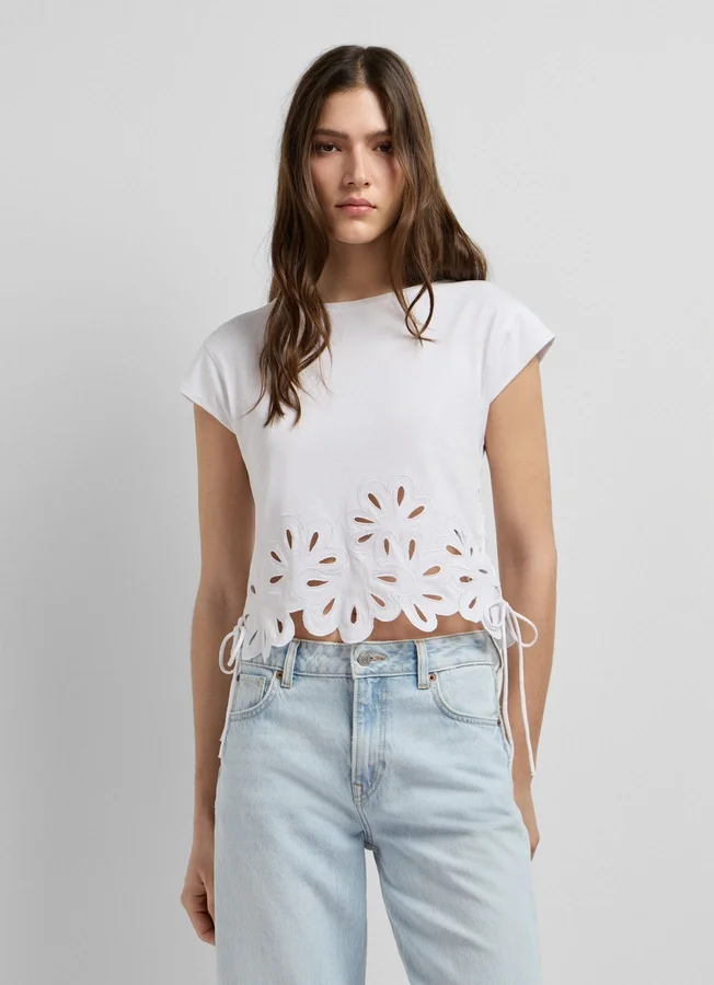 T-Shirt mit durchbrochenen Blumen T-Shirt mit durchbrochenen Blumen