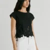 T-Shirt mit durchbrochenen Blumen T-Shirt mit durchbrochenen Blumen
