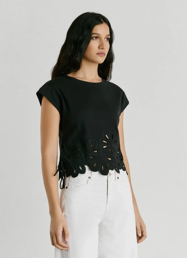 T-Shirt mit durchbrochenen Blumen T-Shirt mit durchbrochenen Blumen