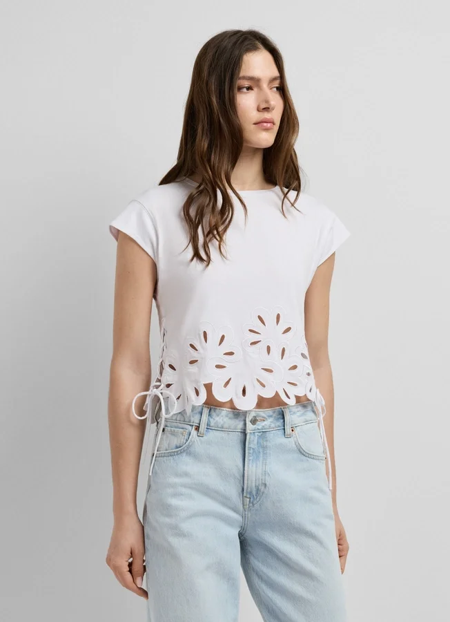T-Shirt mit durchbrochenen Blumen T-Shirt mit durchbrochenen Blumen