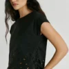T-Shirt mit durchbrochenen Blumen T-Shirt mit durchbrochenen Blumen