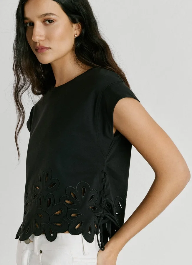 T-Shirt mit durchbrochenen Blumen T-Shirt mit durchbrochenen Blumen