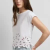 T-Shirt mit durchbrochenen Blumen T-Shirt mit durchbrochenen Blumen