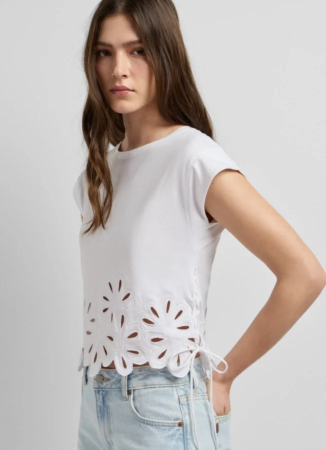 T-Shirt mit durchbrochenen Blumen T-Shirt mit durchbrochenen Blumen