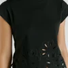 T-Shirt mit durchbrochenen Blumen T-Shirt mit durchbrochenen Blumen