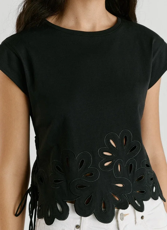 T-Shirt mit durchbrochenen Blumen T-Shirt mit durchbrochenen Blumen