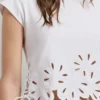 T-Shirt mit durchbrochenen Blumen T-Shirt mit durchbrochenen Blumen