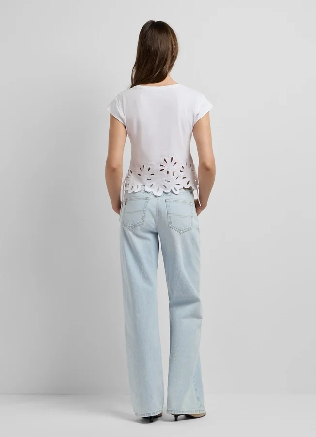 T-Shirt mit durchbrochenen Blumen T-Shirt mit durchbrochenen Blumen