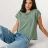 T-Shirt mit durchbrochenen Blumenverzierungen