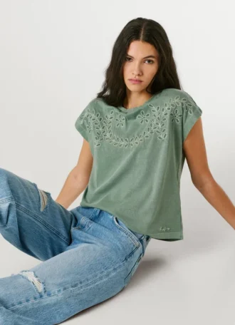 T-Shirt mit durchbrochenen Blumenverzierungen