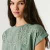 T-Shirt mit durchbrochenen Blumenverzierungen
