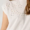 T-Shirt mit durchbrochenen Blumenverzierungen