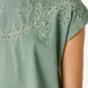 T-Shirt mit durchbrochenen Blumenverzierungen