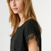T-Shirt mit Rundhalsausschnitt und Fransen