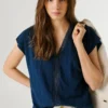 T-Shirt mit V-Ausschnitt und durchbrochenen Details