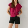 T-Shirt mit V-Ausschnitt und durchbrochenen Details