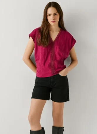 T-Shirt mit V-Ausschnitt und durchbrochenen Details